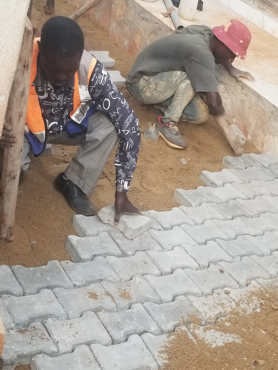 Compound paving